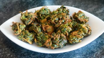 PALAK (SPINACH) PAKODA - SOUTH INDIAN STREET FOOD