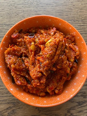 Chintakaya Pandu Mirapakaya Pachadi ( Raw Tamarind Red Chilli Pickle)