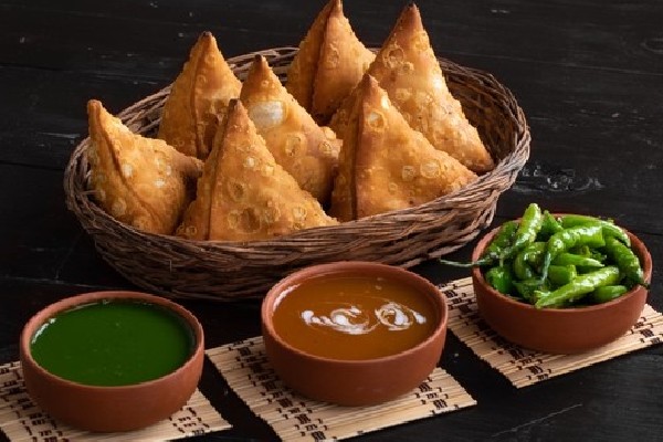 Cocktail Onion  Veg Samosa(6 Peices)