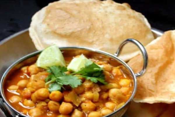 Chole Bhature (2 pieces)