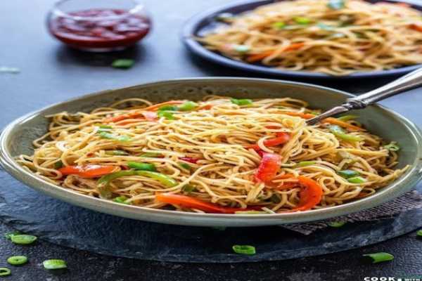 SZECHUAN GARLIC VEG NOODLES 