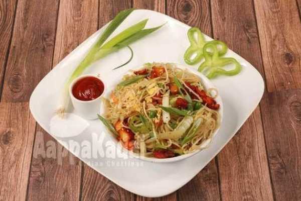 SZECHUAN GARLIC CHICKEN NOODLES 