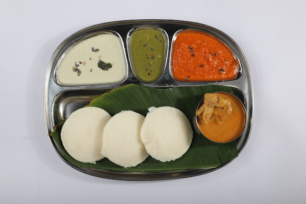 IDLY WITH CHICKEN CURRY 