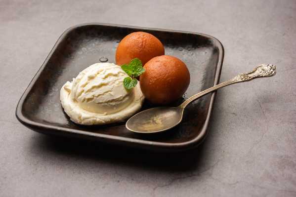 GULAB JAMUN W/ ICE CREAM 