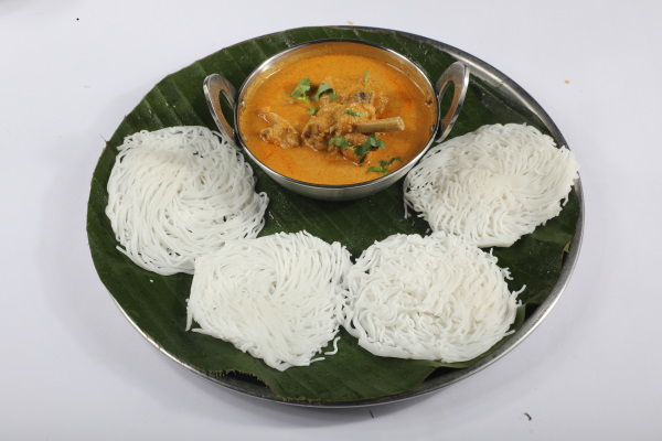 IDIYAPPAM WITH CHICKEN CURRY 