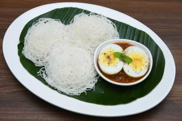 Idiyappam(5) With Chettinad Egg Masala