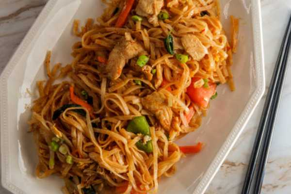 SZECHUAN CHICKEN FRIED NOODLES