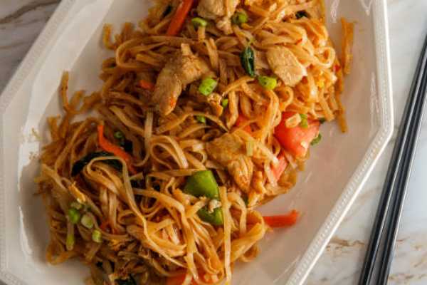 SZECHUAN GARLIC CHICKEN NOODLES