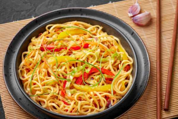 SZECHUAN GARLIC VEG NOODLES