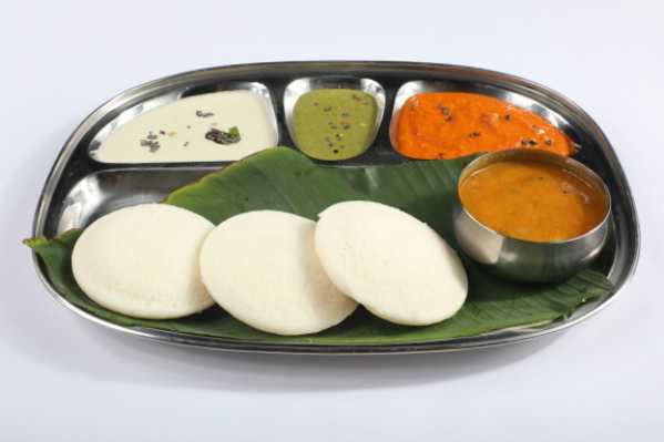 IDLY WITH SAMBAR & CHUTNEYS
