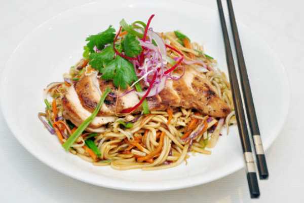 Schezwan Chicken Hakka Noodles