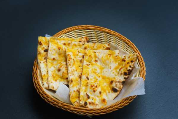 CHEESE & GARLIC NAAN