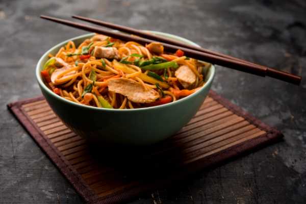 CHCIKEN HAKKA NOODLES