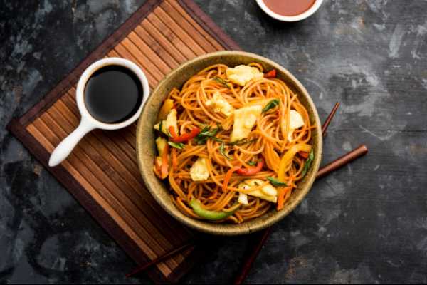 CHICKEN SCHEZWAN HAKKA NOODLES