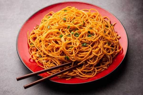 VEGETABLE SCHEZWAN HAKKA NOODLES