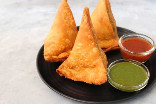 ONION SAMOSA (4 PCS)
