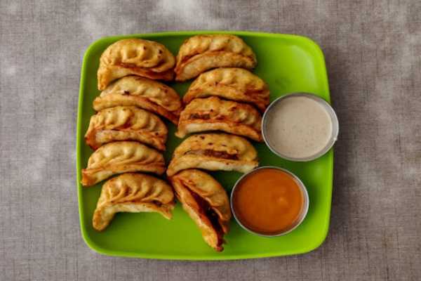 KOTHE VEG MOMO (PAN FRIED)