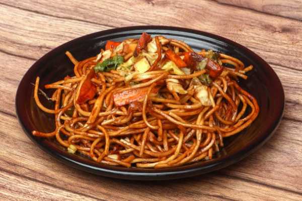 Schezwan Street Garlic Veg Noodles