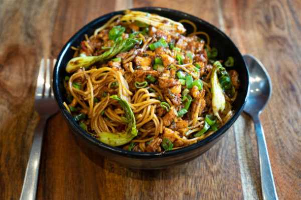 Hakka Street Garlic Chicken Noodles