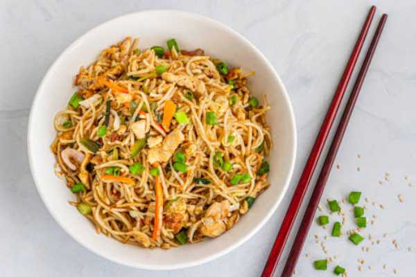 Schezwan Egg Fusion Noodles & Fried Rice