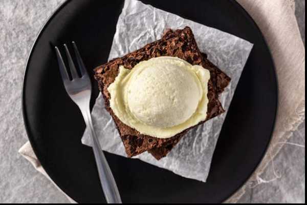 Chocolate Brownie With Ice Cream