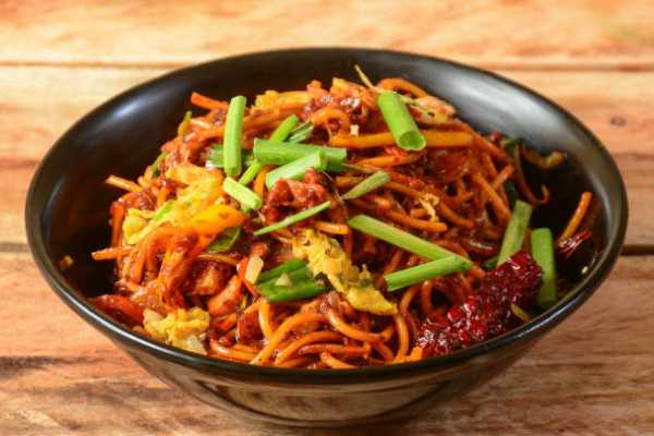 Hakka Street Garlic Chicken Noodles