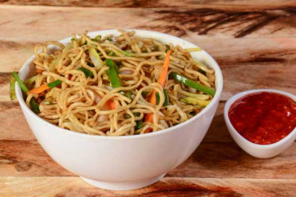 Schezwan Street Garlic Veg Noodles
